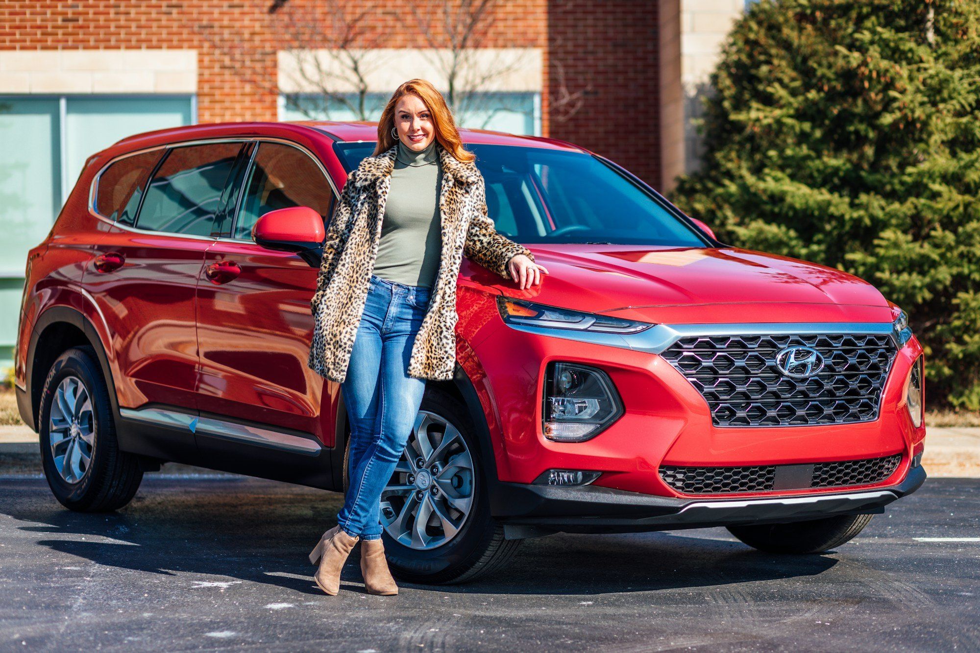 Femme appuyée contre sa nouvelle voiture